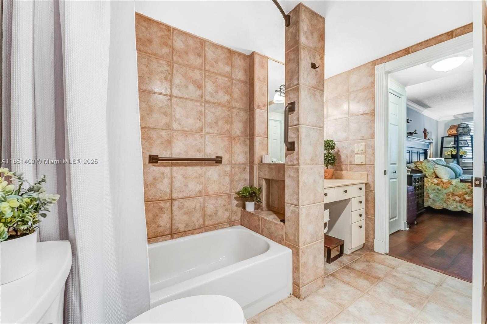 Small Image of 4330 HILLCREST DR #516, Hollywood Number 33