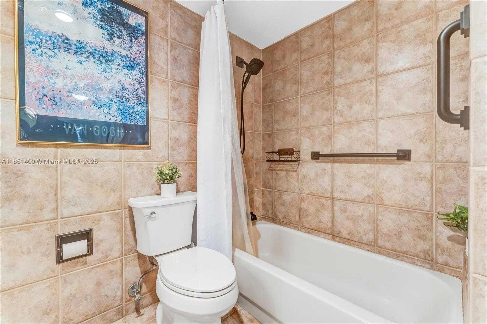 Small Image of 4330 HILLCREST DR #516, Hollywood Number 34