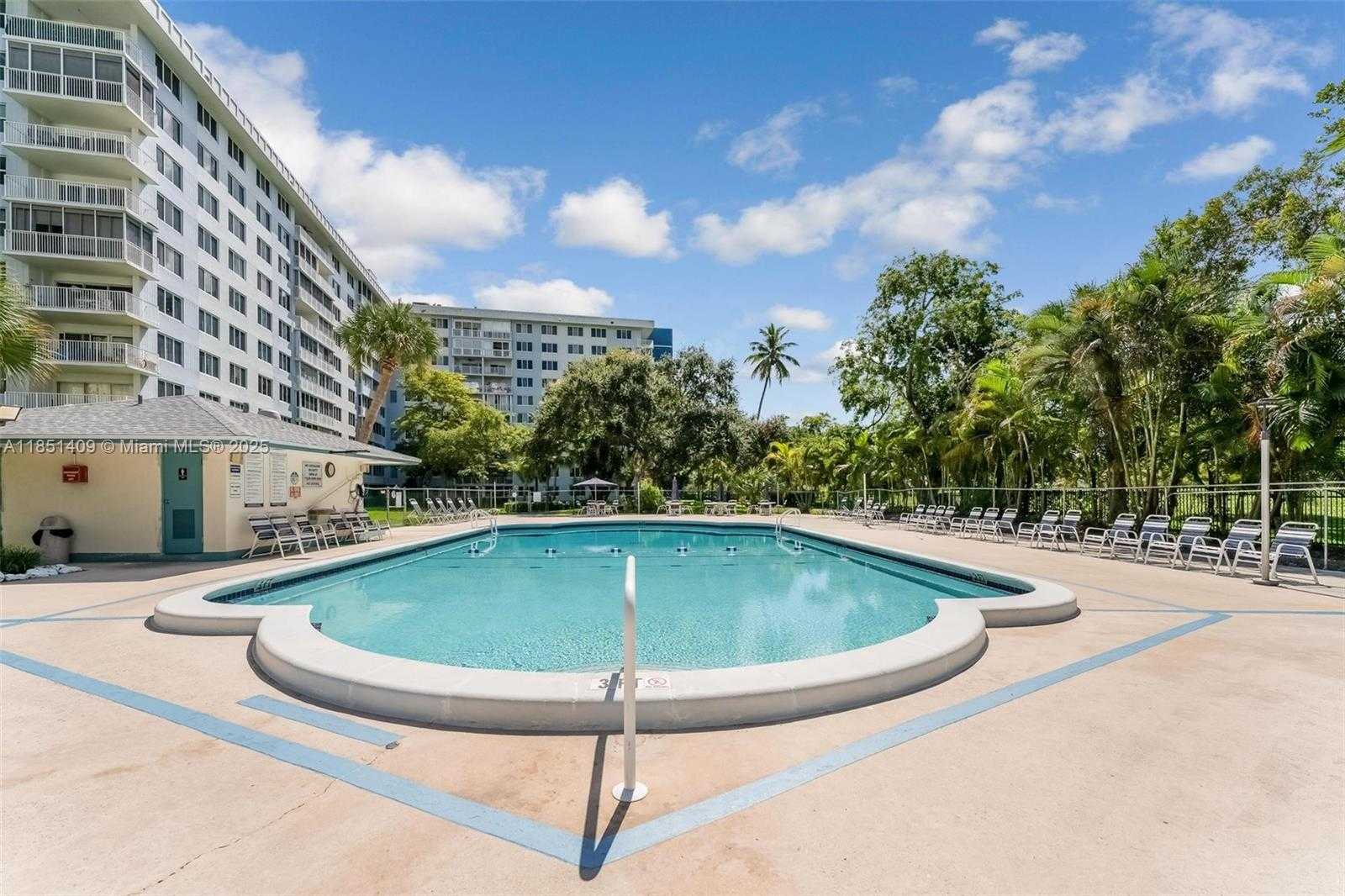Small Image of 4330 HILLCREST DR #516, Hollywood Number 35