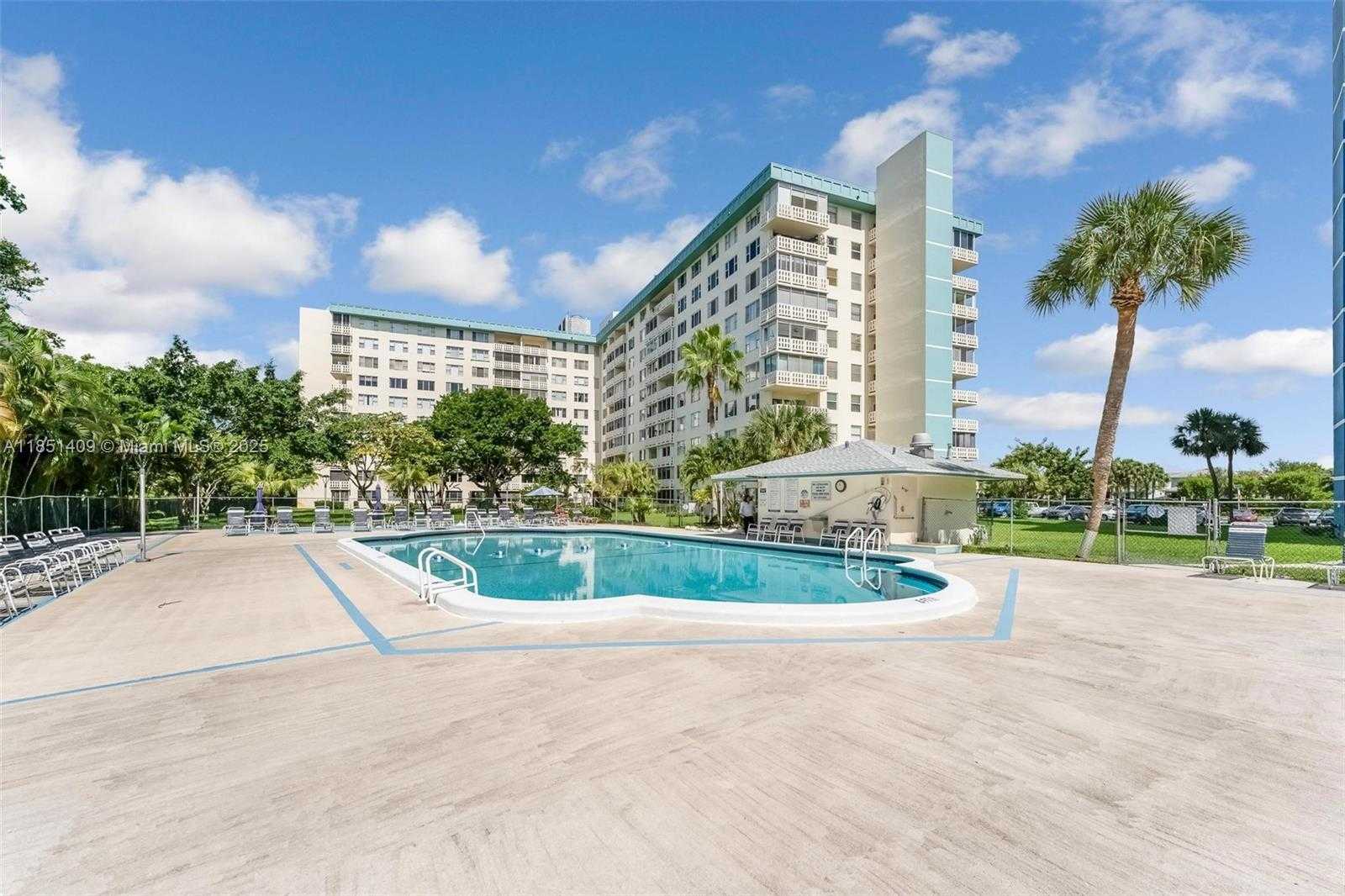 Small Image of 4330 HILLCREST DR #516, Hollywood Number 36