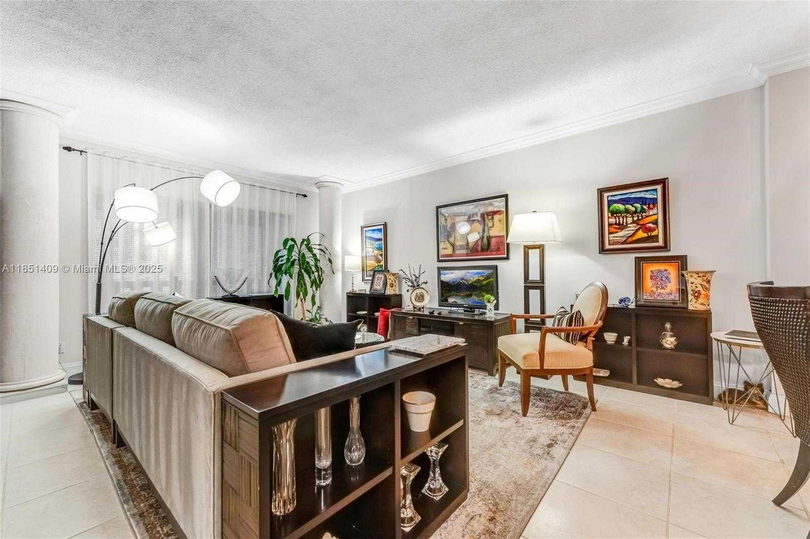 Small Image of 4330 HILLCREST DR #516, Hollywood Number 9