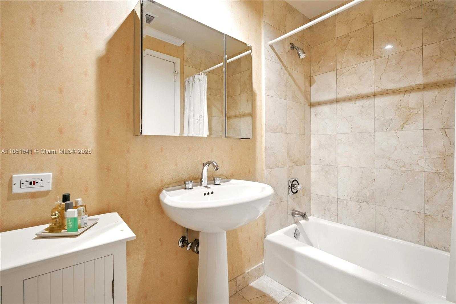 Small Image of 808 BRICKELL KEY DR #1008, Miami Number 16