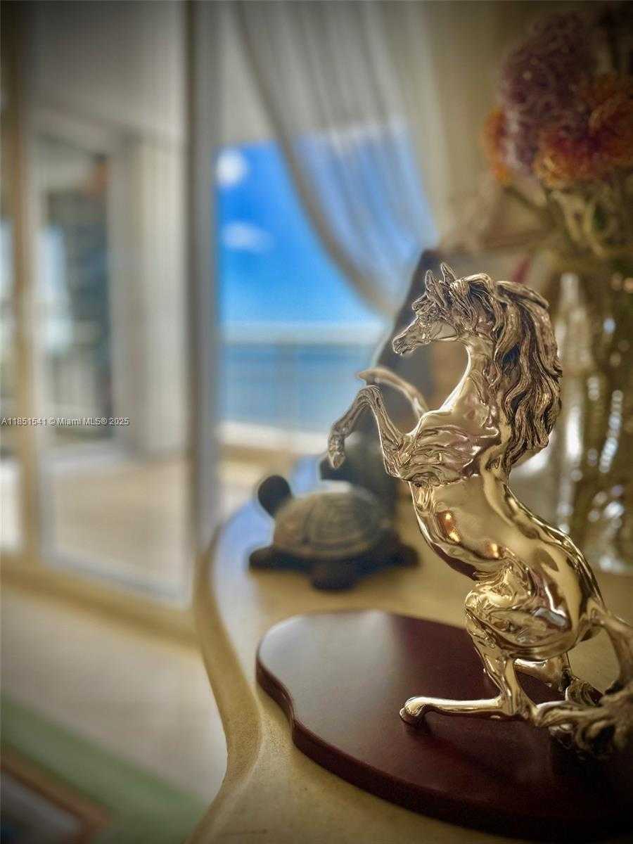 Small Image of 808 BRICKELL KEY DR #1008, Miami Number 9