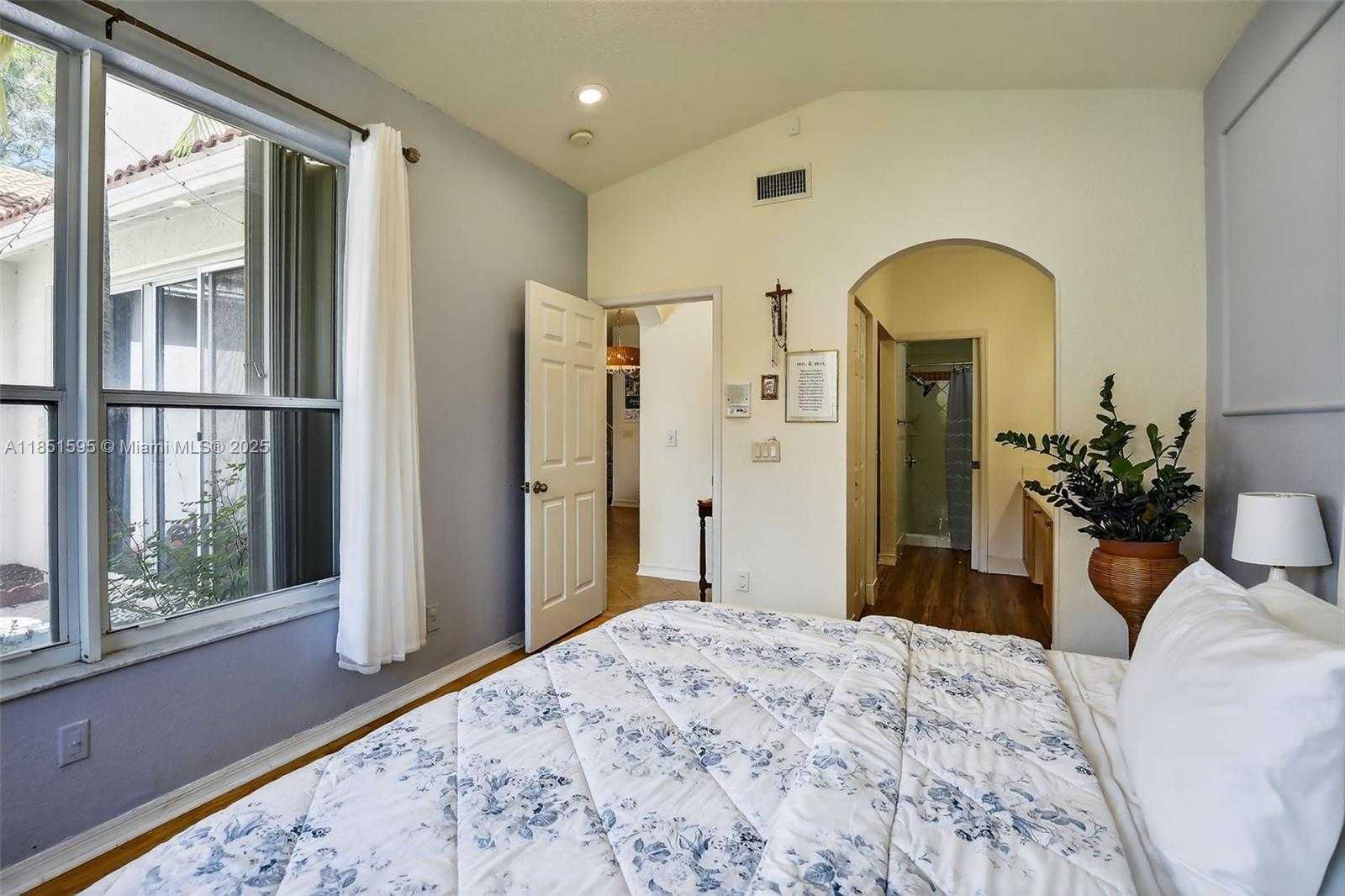 Small Image of 13174 NORTH WEST 9TH CT, Pembroke Pines Number 15