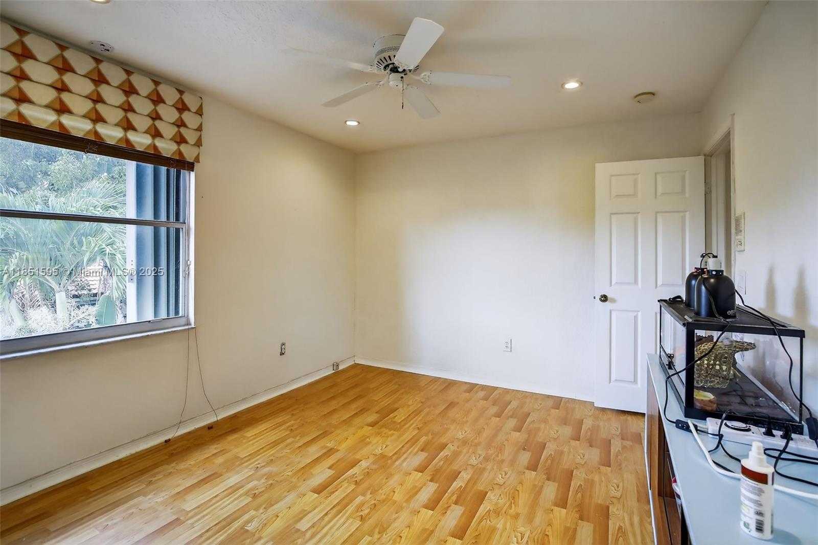 Small Image of 13174 NORTH WEST 9TH CT, Pembroke Pines Number 31