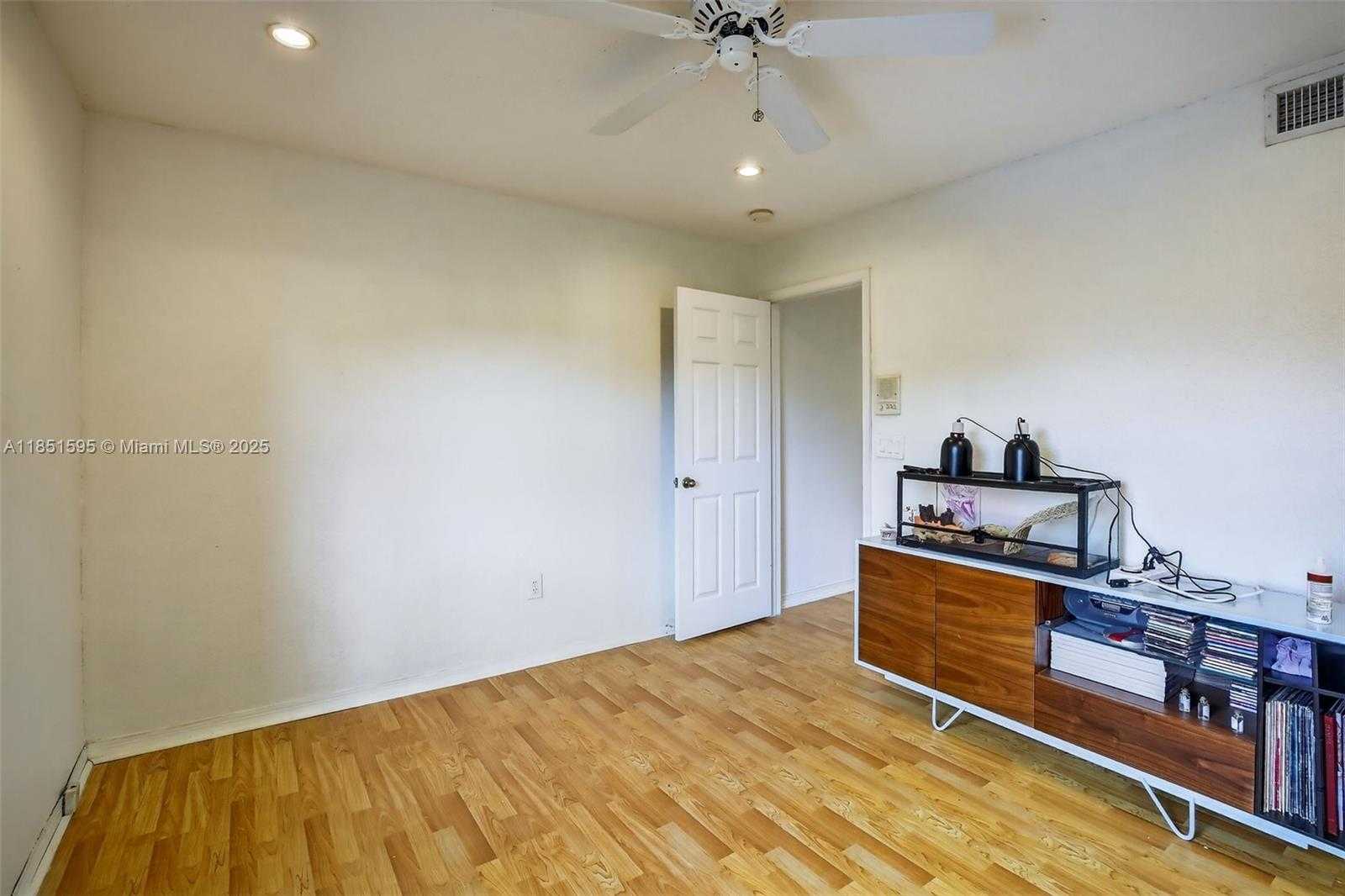 Small Image of 13174 NORTH WEST 9TH CT, Pembroke Pines Number 33