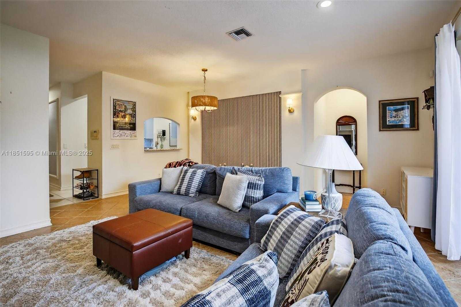 Small Image of 13174 NORTH WEST 9TH CT, Pembroke Pines Number 4