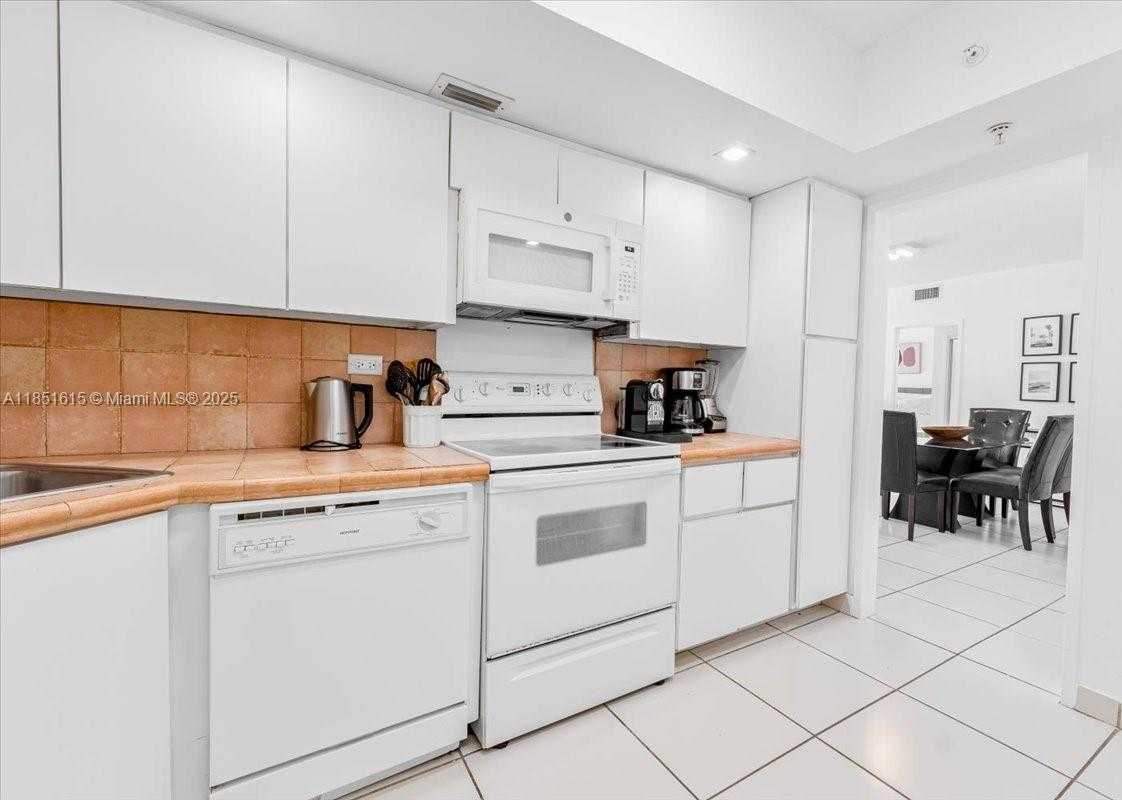 Small Image of 5601 Collins Ave, Miami Beach, FL 33140, USA Number 21