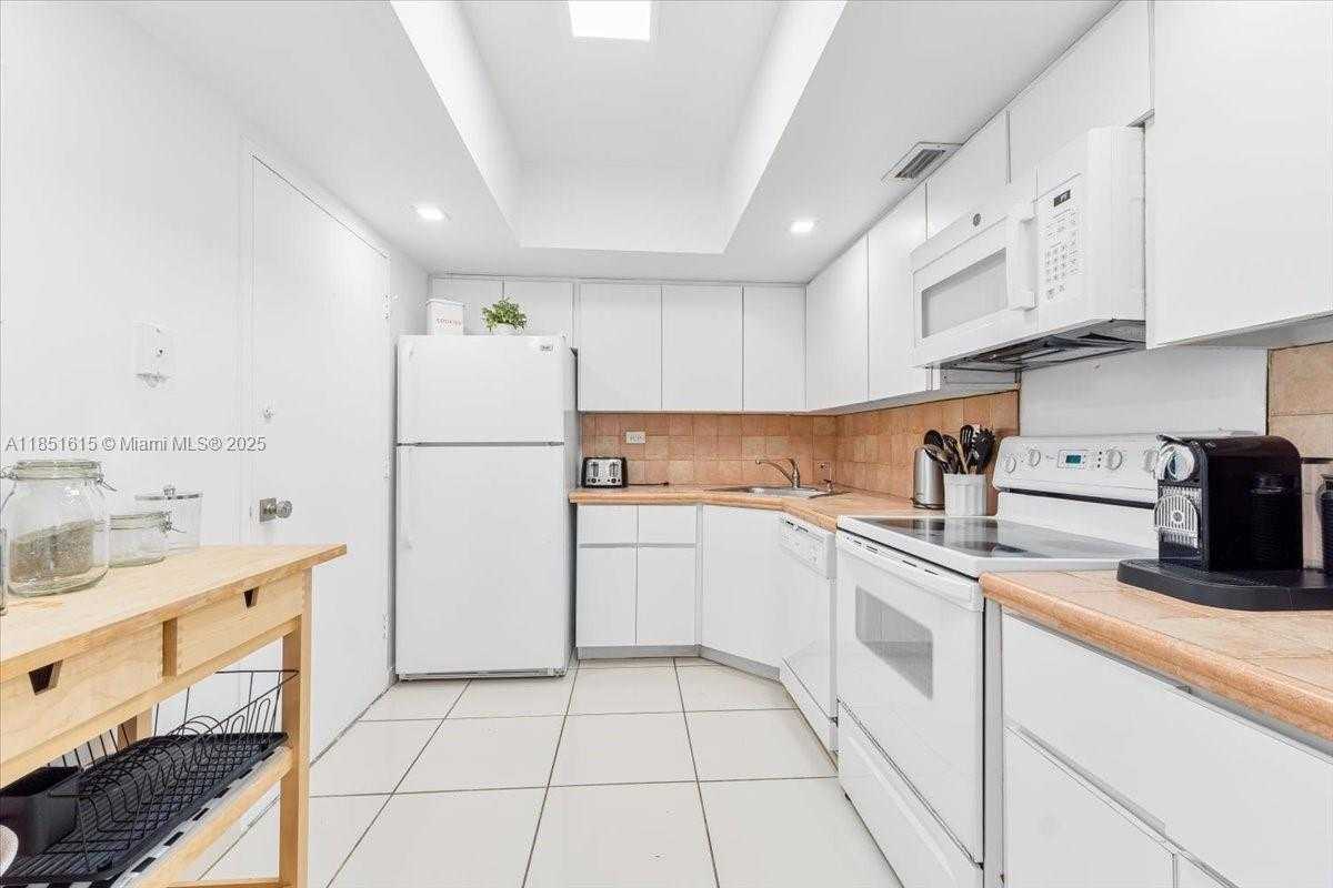 Small Image of 5601 Collins Ave, Miami Beach, FL 33140, USA Number 22