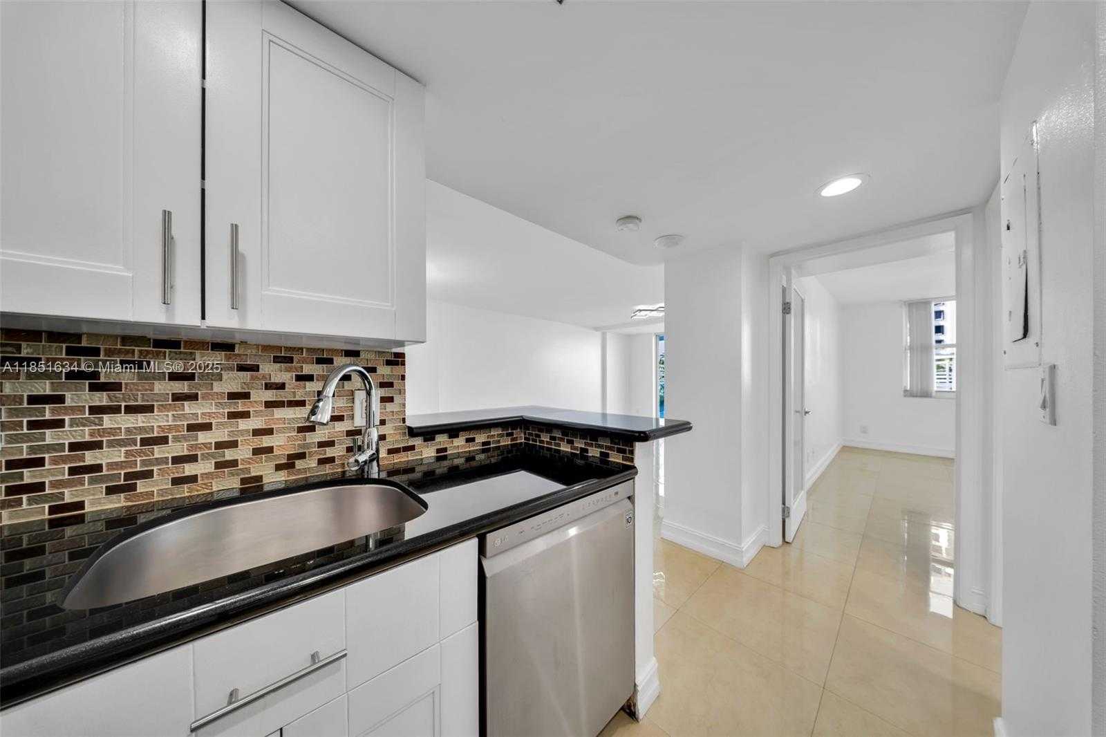 Small Image of 770 CLAUGHTON ISLAND DR #409, Miami Number 12