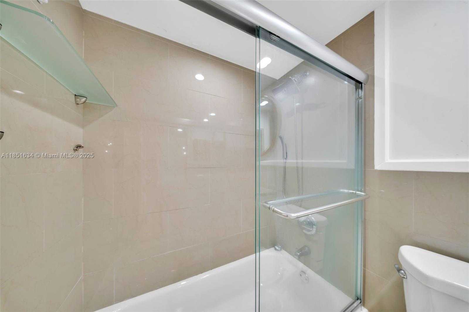 Small Image of 770 CLAUGHTON ISLAND DR #409, Miami Number 14