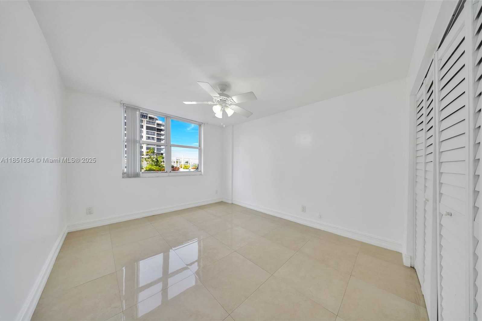 Small Image of 770 CLAUGHTON ISLAND DR #409, Miami Number 15