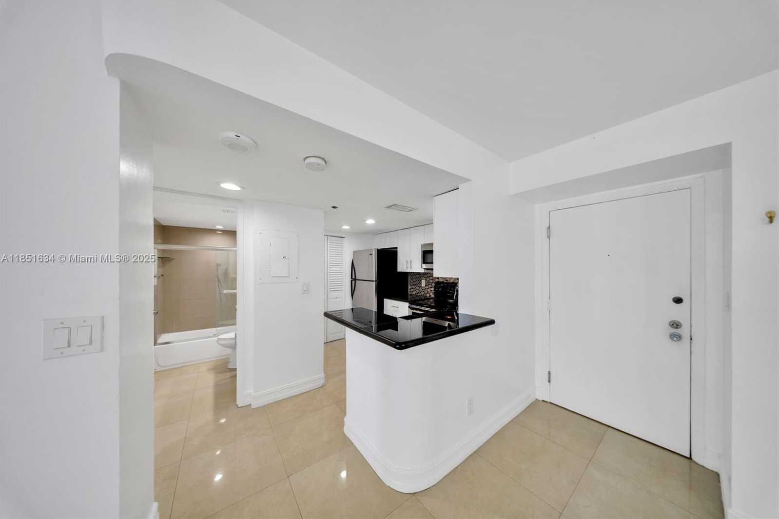 Small Image of 770 CLAUGHTON ISLAND DR #409, Miami Number 7