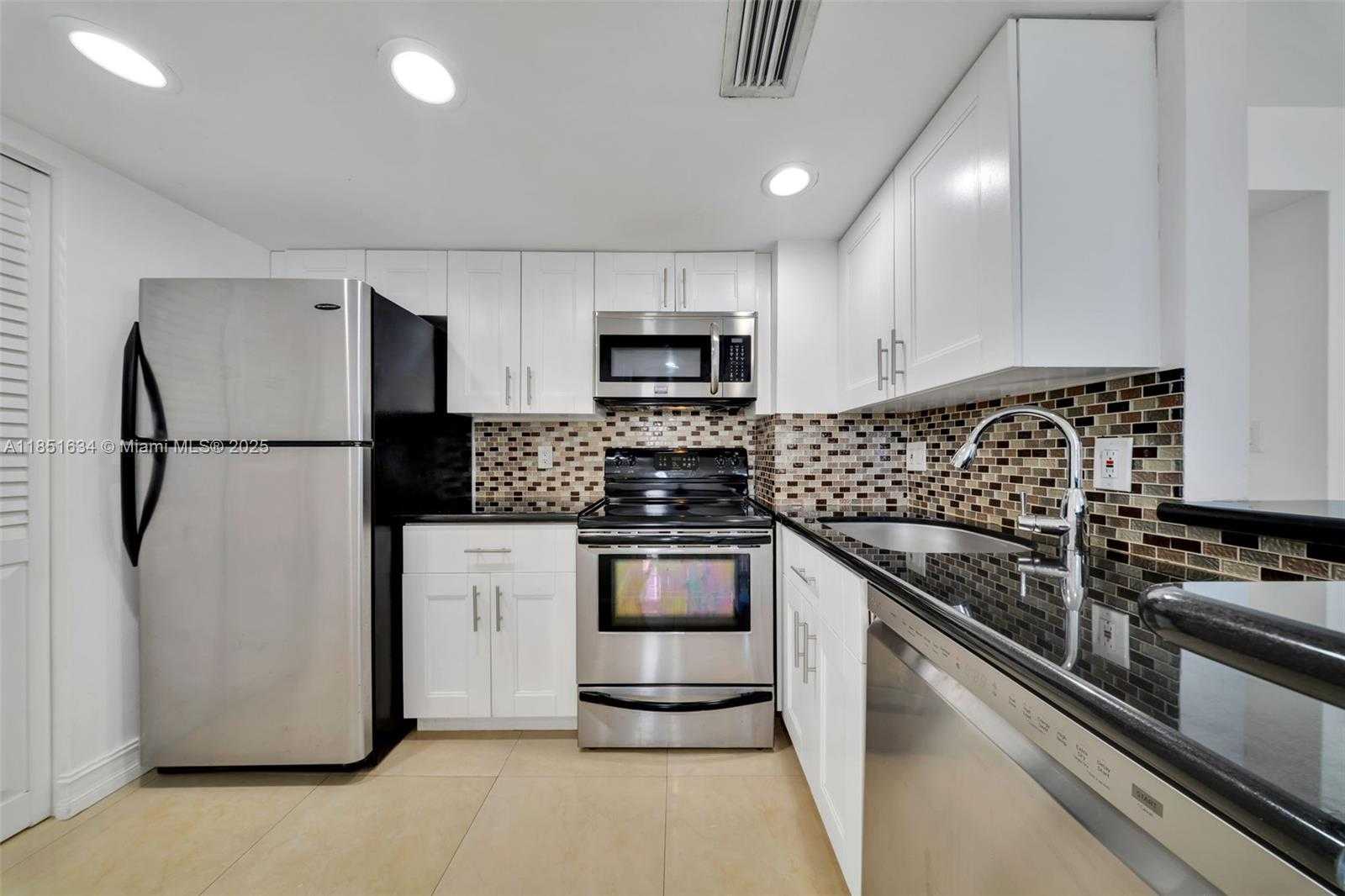 Small Image of 770 CLAUGHTON ISLAND DR #409, Miami Number 8