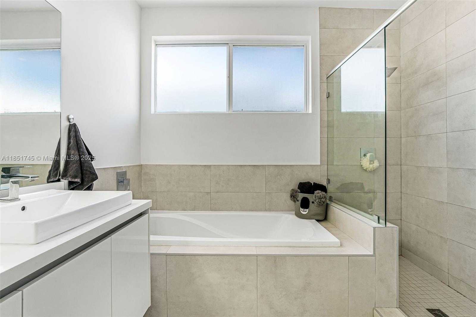 Small Image of 10263 NORTH WEST 72ND ST, Doral Number 21