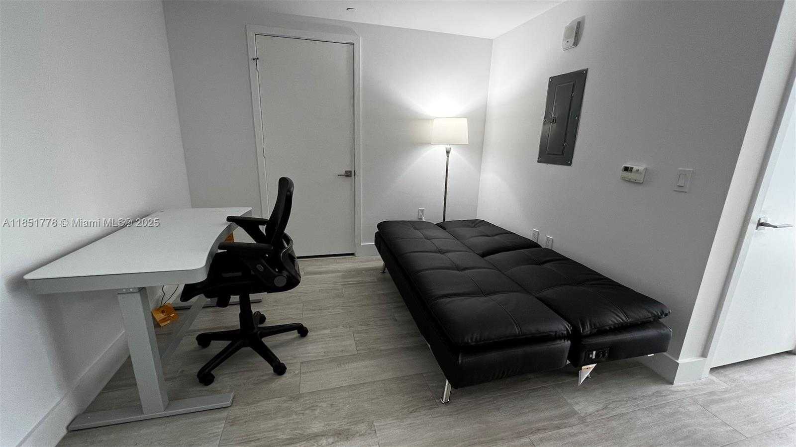 Small Image of Miami Number 10