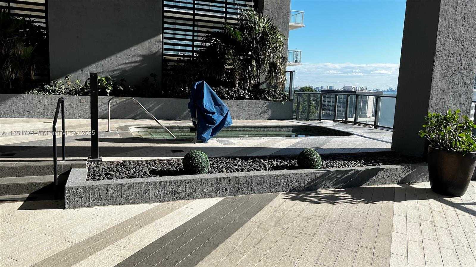 Small Image of Miami Number 21