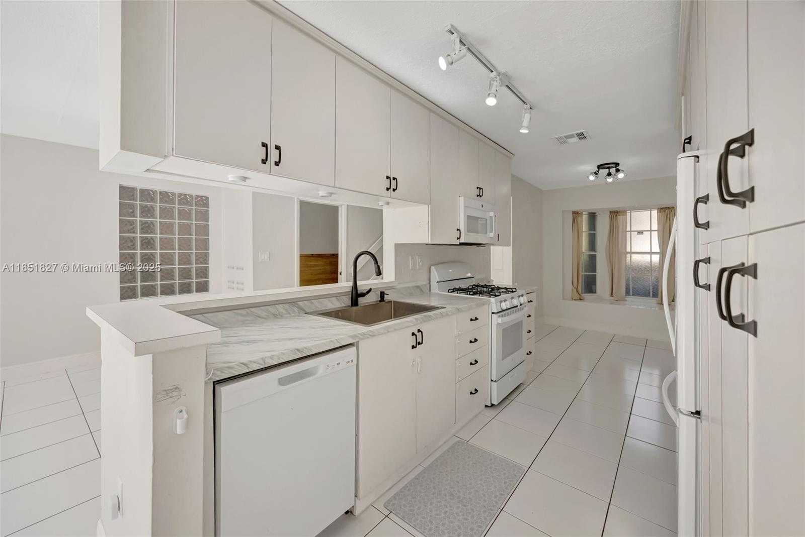 Small Image of 15224 SOUTH WEST 111TH ST, Miami Number 11