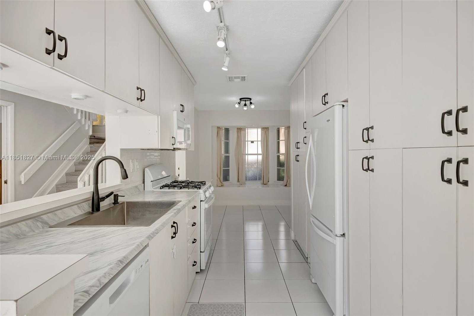 Small Image of 15224 SOUTH WEST 111TH ST, Miami Number 12
