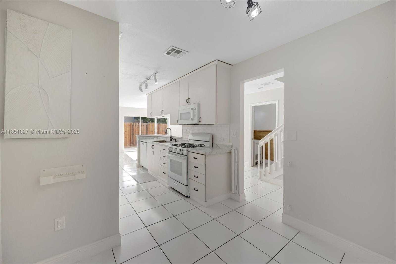 Small Image of 15224 SOUTH WEST 111TH ST, Miami Number 14
