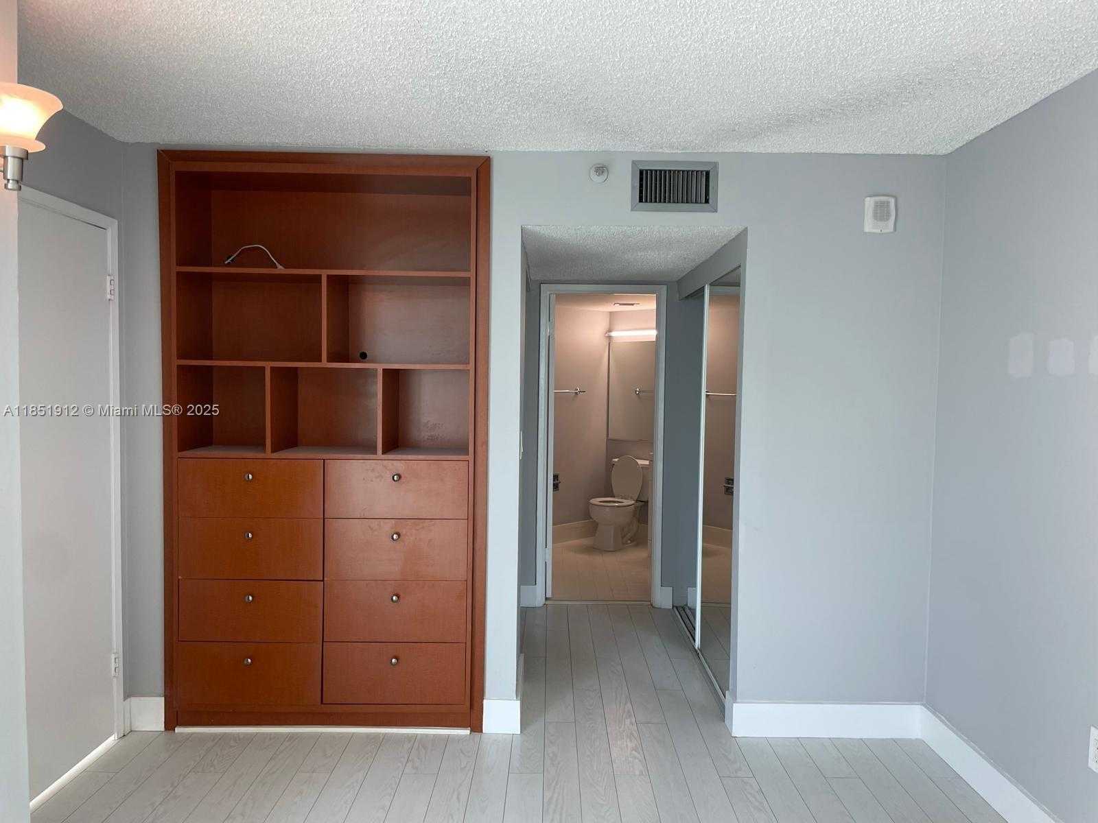 Small Image of 5880 COLLINS AVE #1006, Miami Beach Number 10
