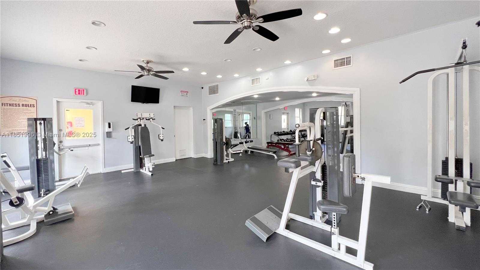 Small Image of 8323 LAKE DR #406, Doral Number 4