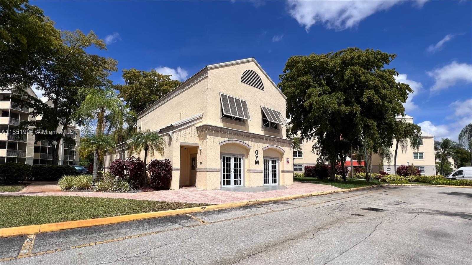 Small Image of 8323 LAKE DR #406, Doral Number 5