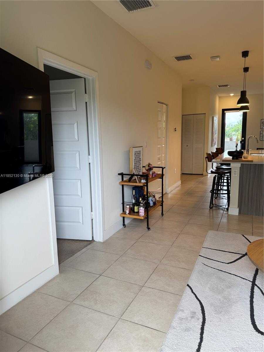 Small Image of Doral Number 28