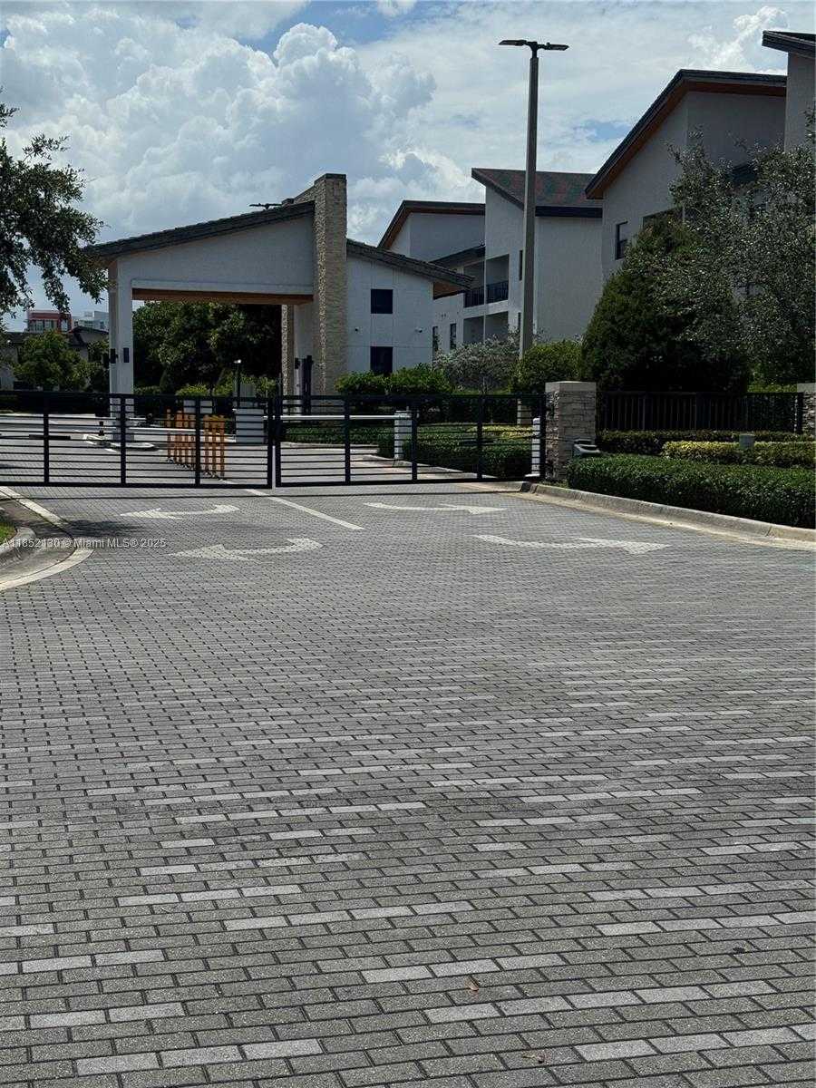 Small Image of Doral Number 32