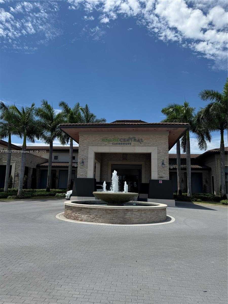 Small Image of Doral Number 33