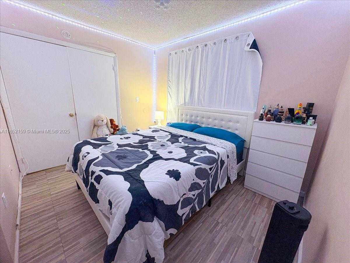 Small Image of Miami Number 17