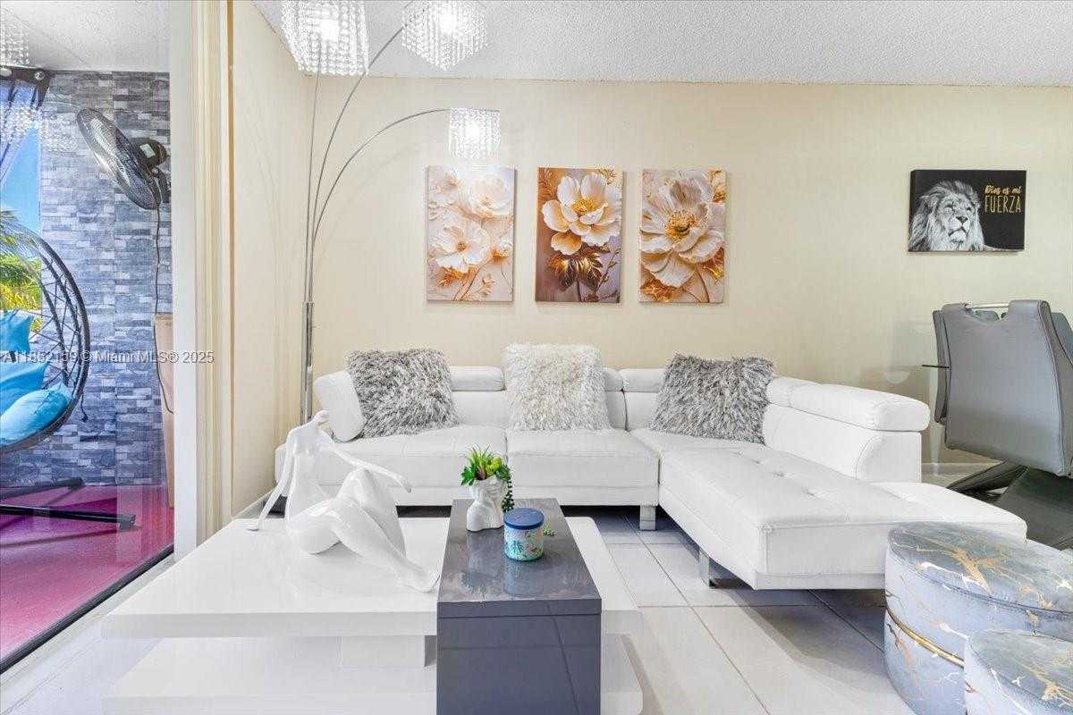 Small Image of Miami Number 3
