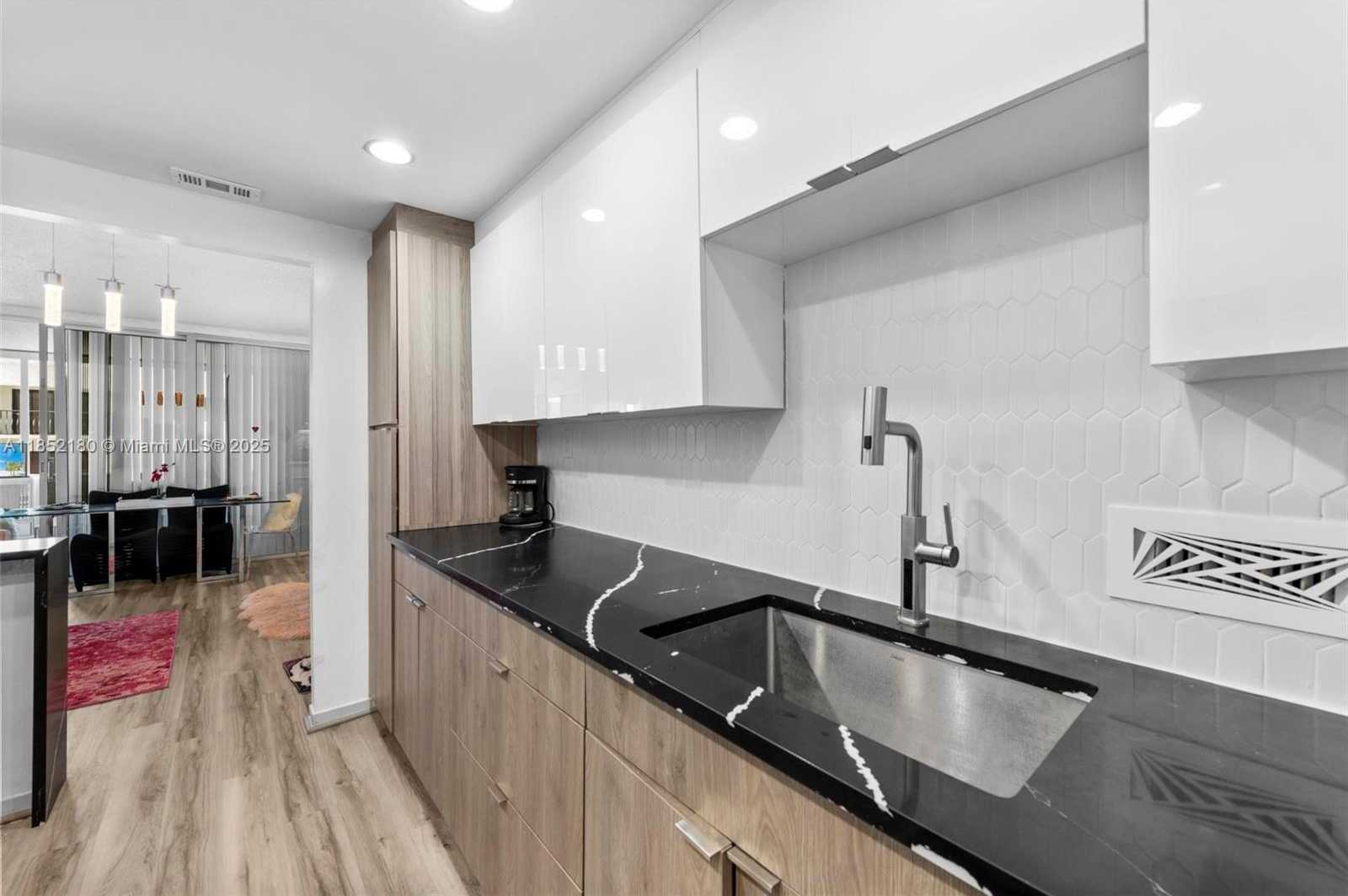 Small Image of 5401 COLLINS AVE #511, Miami Beach Number 15