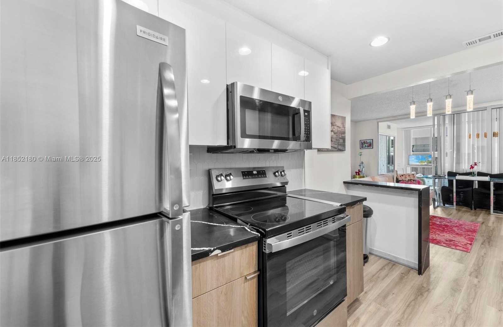 Small Image of 5401 COLLINS AVE #511, Miami Beach Number 16