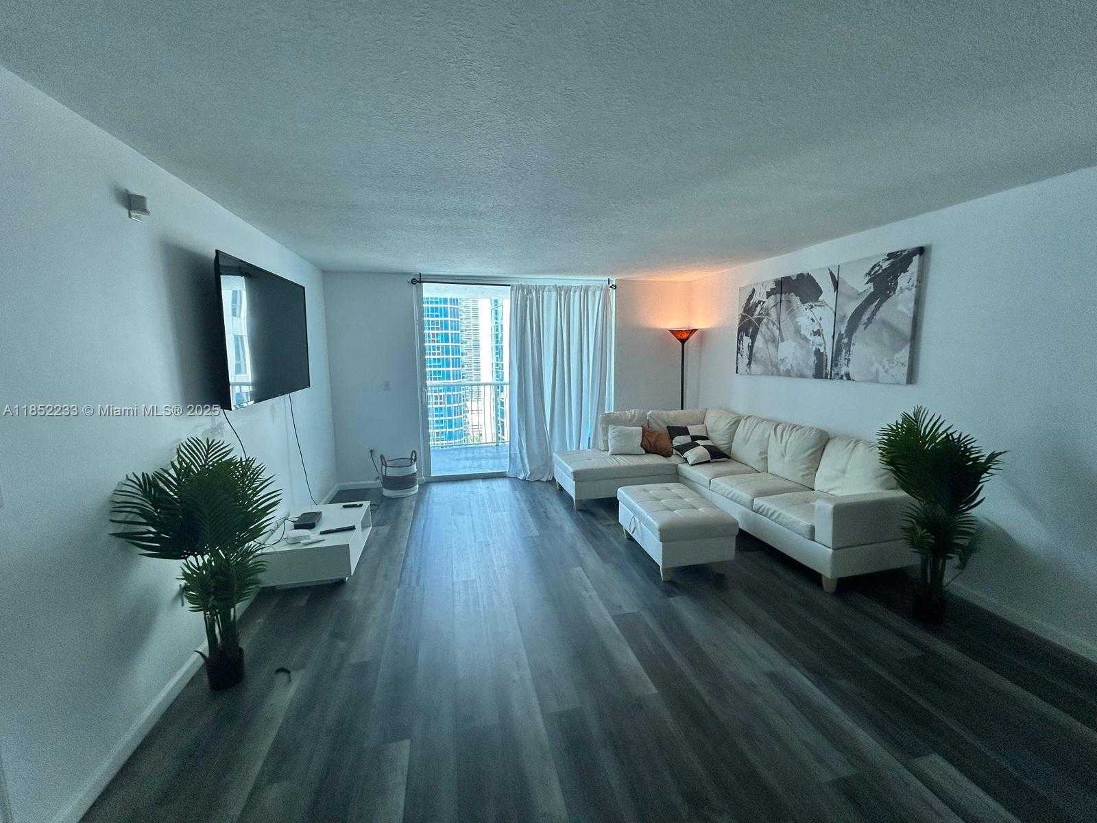 Small Image of 1200 BRICKELL BAY DR #3520, Miami Number 2