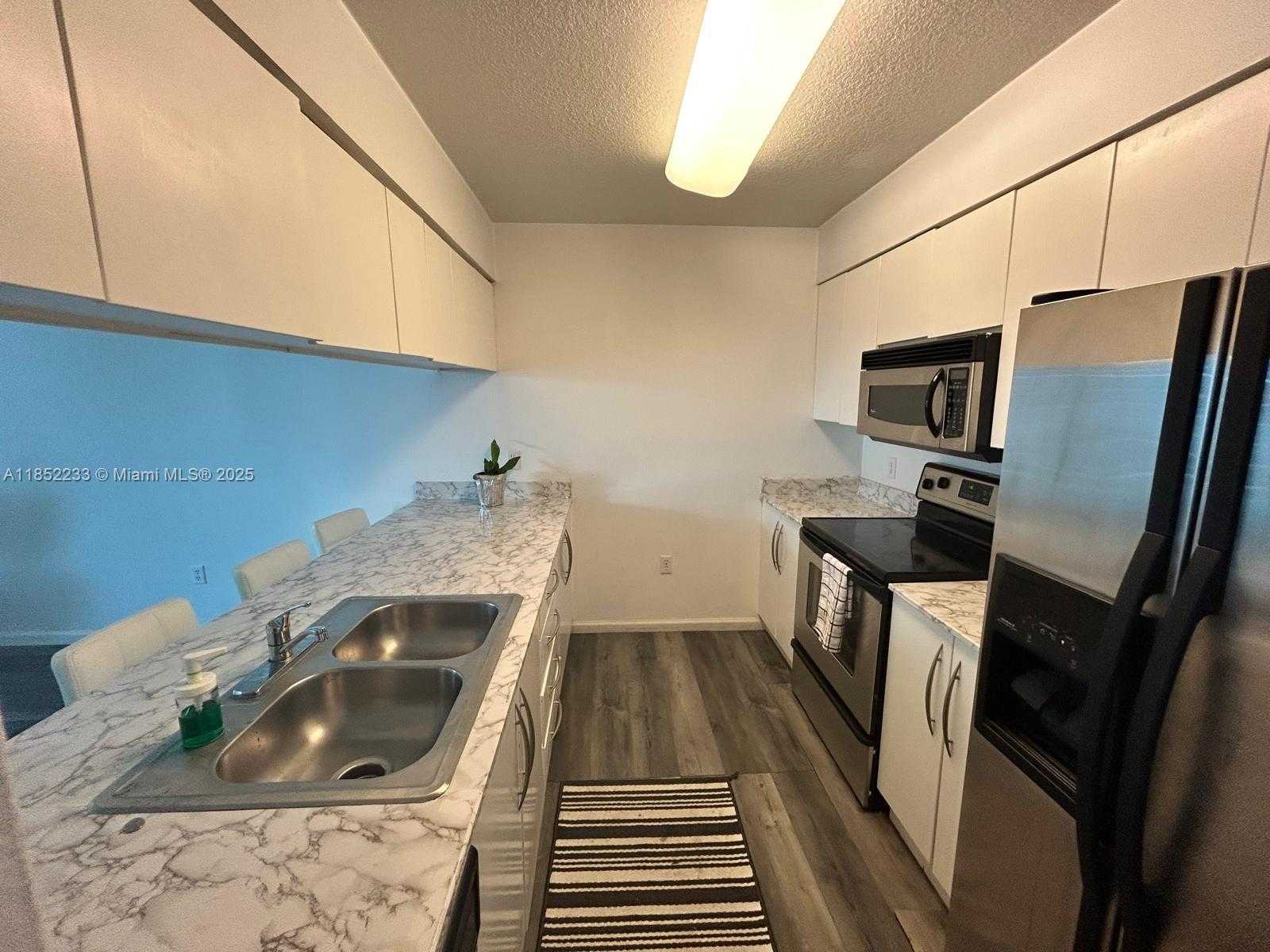 Small Image of 1200 BRICKELL BAY DR #3520, Miami Number 3