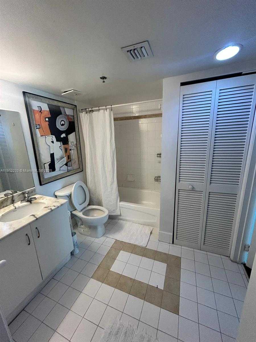 Small Image of 1200 BRICKELL BAY DR #3520, Miami Number 4