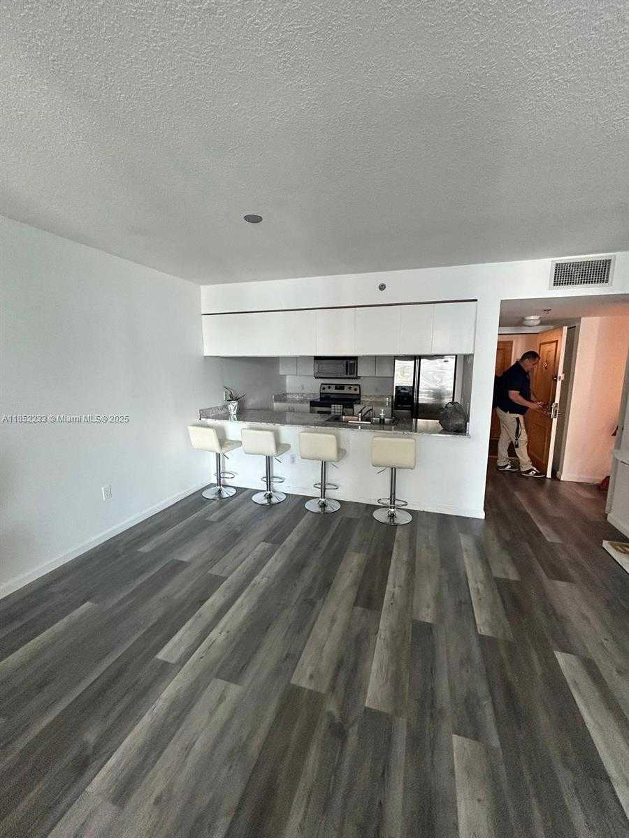 Small Image of 1200 BRICKELL BAY DR #3520, Miami Number 5