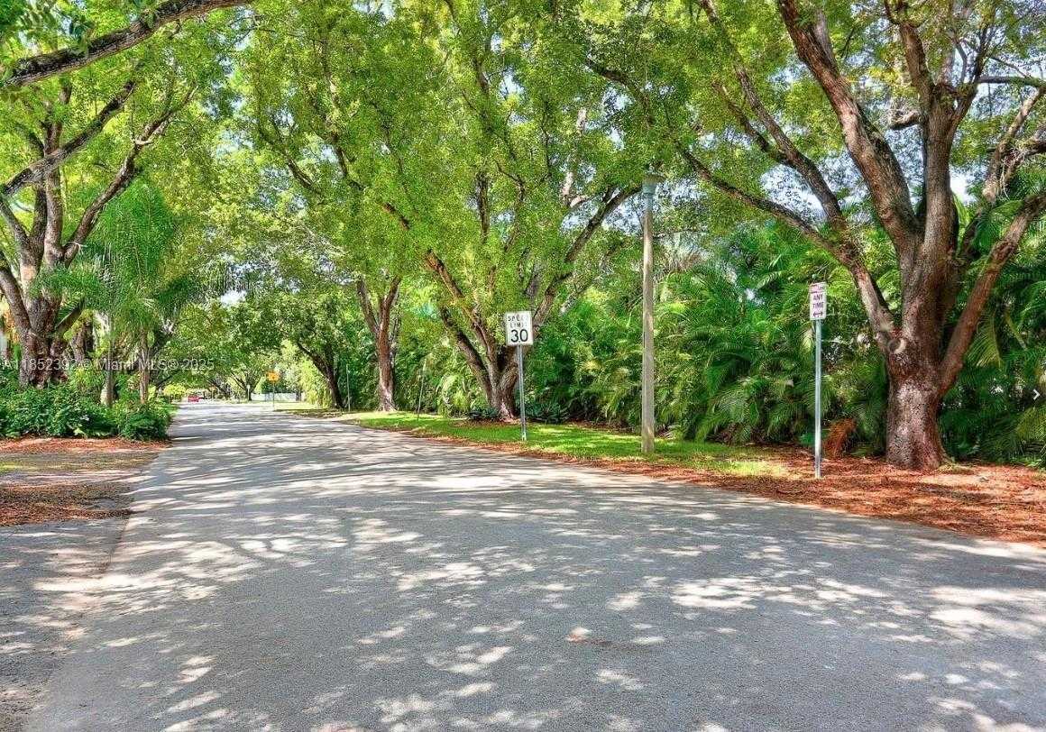 Small Image of 1239 MARIPOSA AVE #8, Coral Gables Number 2