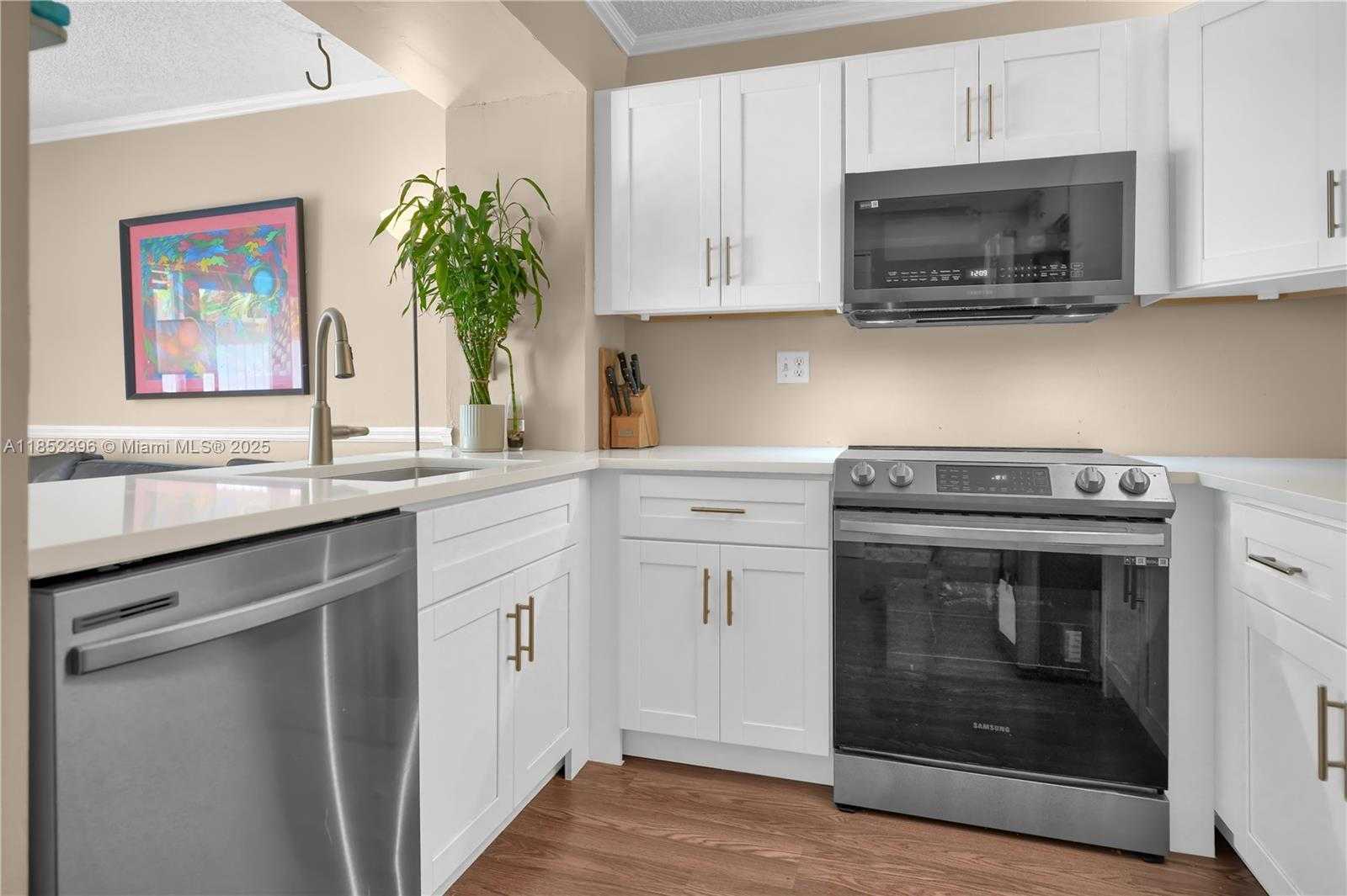 Small Image of 10194 SOUTH WEST 77TH CT, Miami Number 5