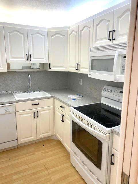 Small Image of 575 OAKS LN #701, Pompano Beach Number 4