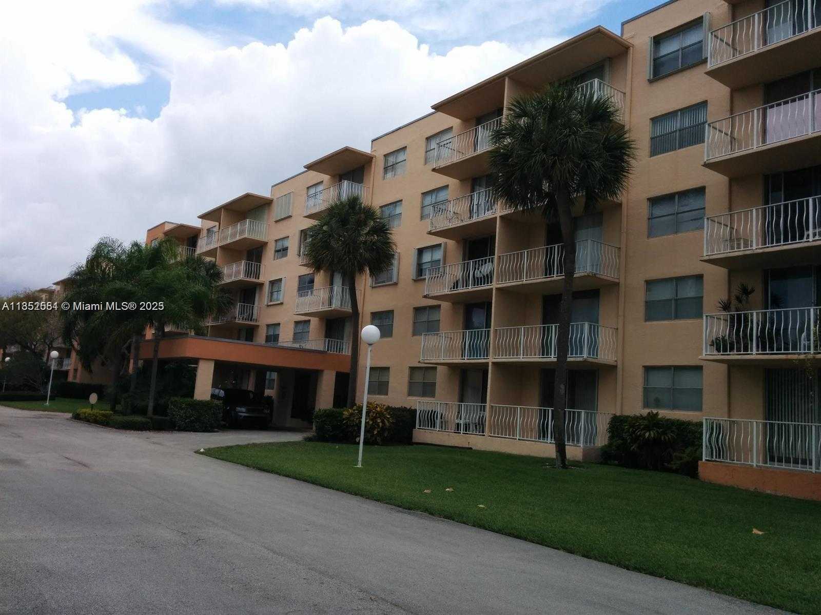 Small Image of 480 EXECUTIVE CENTER DR #3C, West Palm Beach Number 2