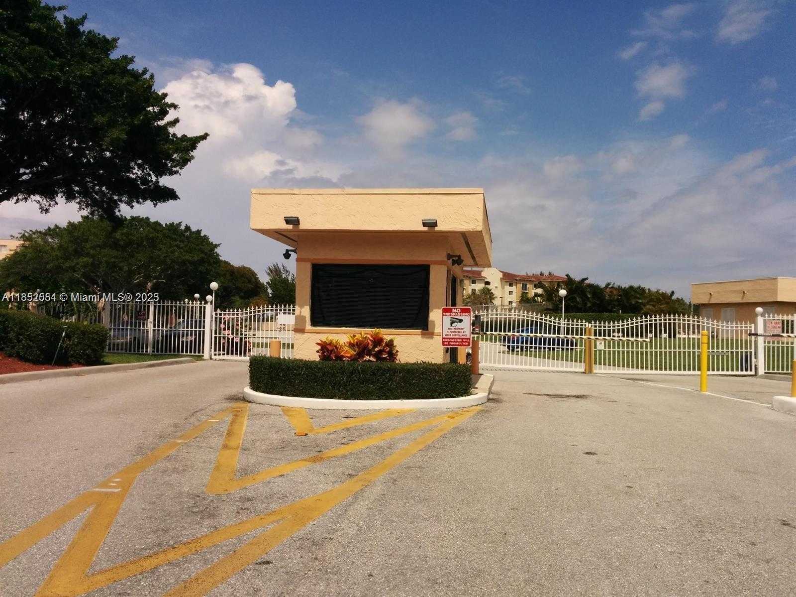 Small Image of 480 EXECUTIVE CENTER DR #3C, West Palm Beach Number 3