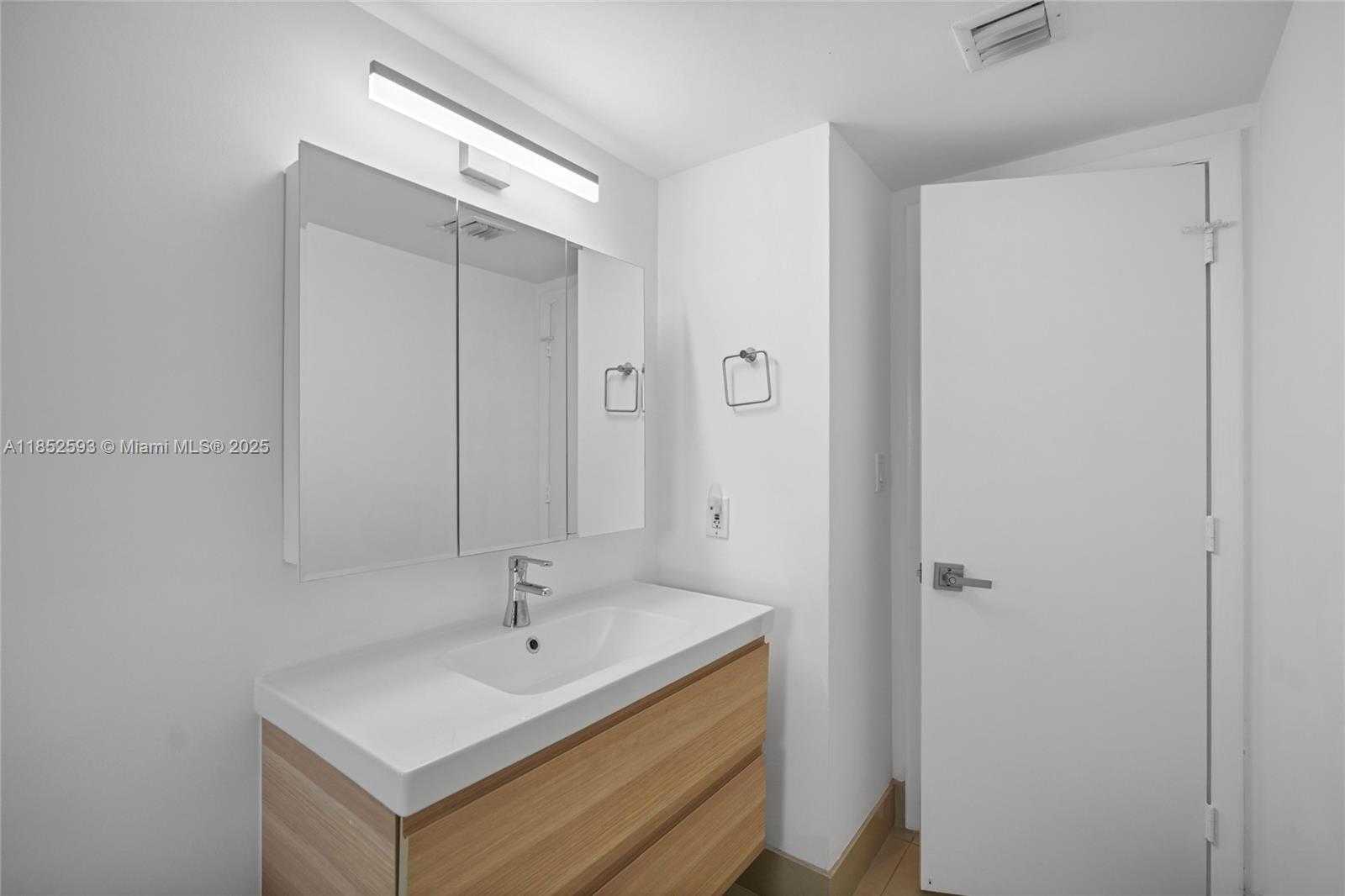 Small Image of 1000 WEST ISLAND BLVD #504, Aventura Number 27