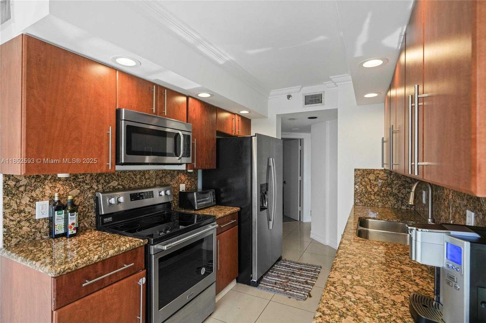 Small Image of 1000 WEST ISLAND BLVD #504, Aventura Number 30