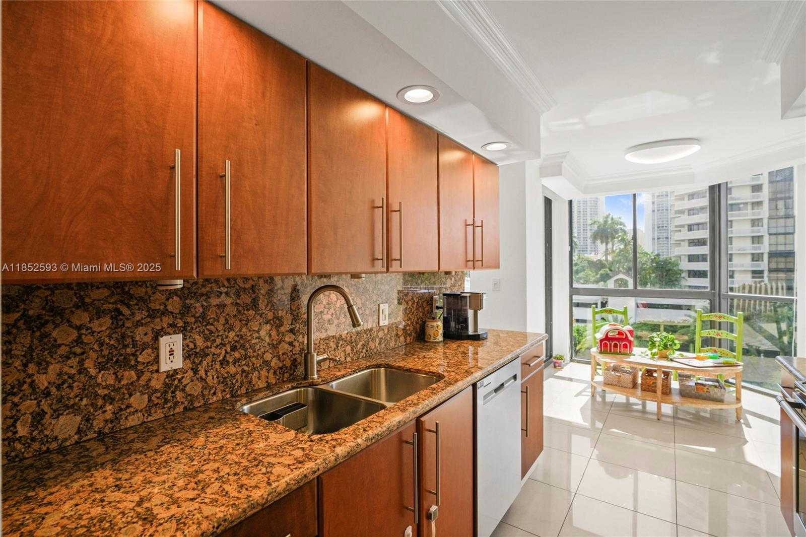 Small Image of 1000 WEST ISLAND BLVD #504, Aventura Number 31