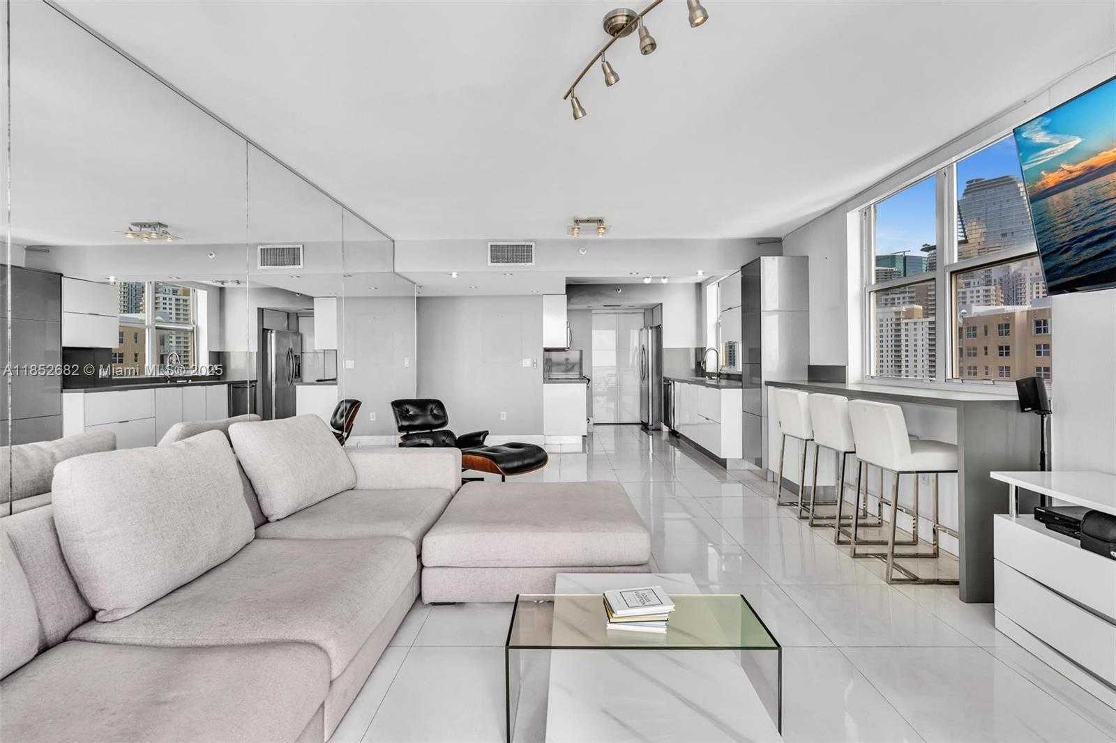 Small Image of 800 CLAUGHTON ISLAND DR #2001, Miami Number 13