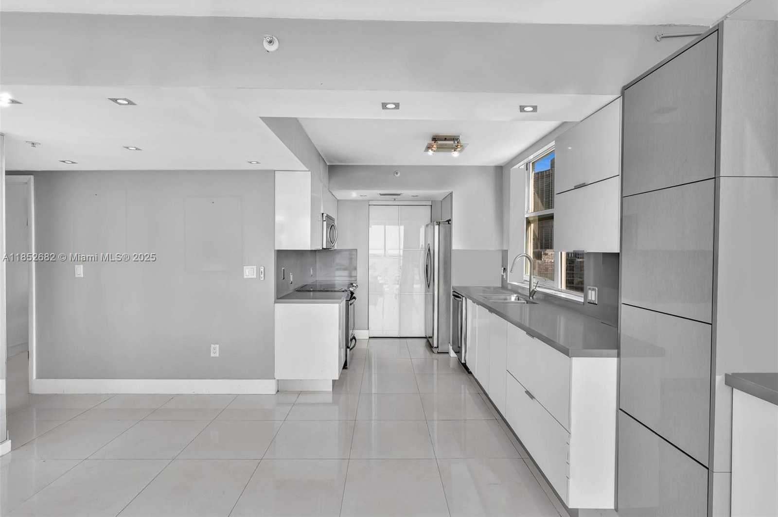 Small Image of 800 CLAUGHTON ISLAND DR #2001, Miami Number 14