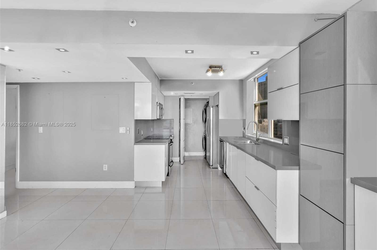 Small Image of 800 CLAUGHTON ISLAND DR #2001, Miami Number 15