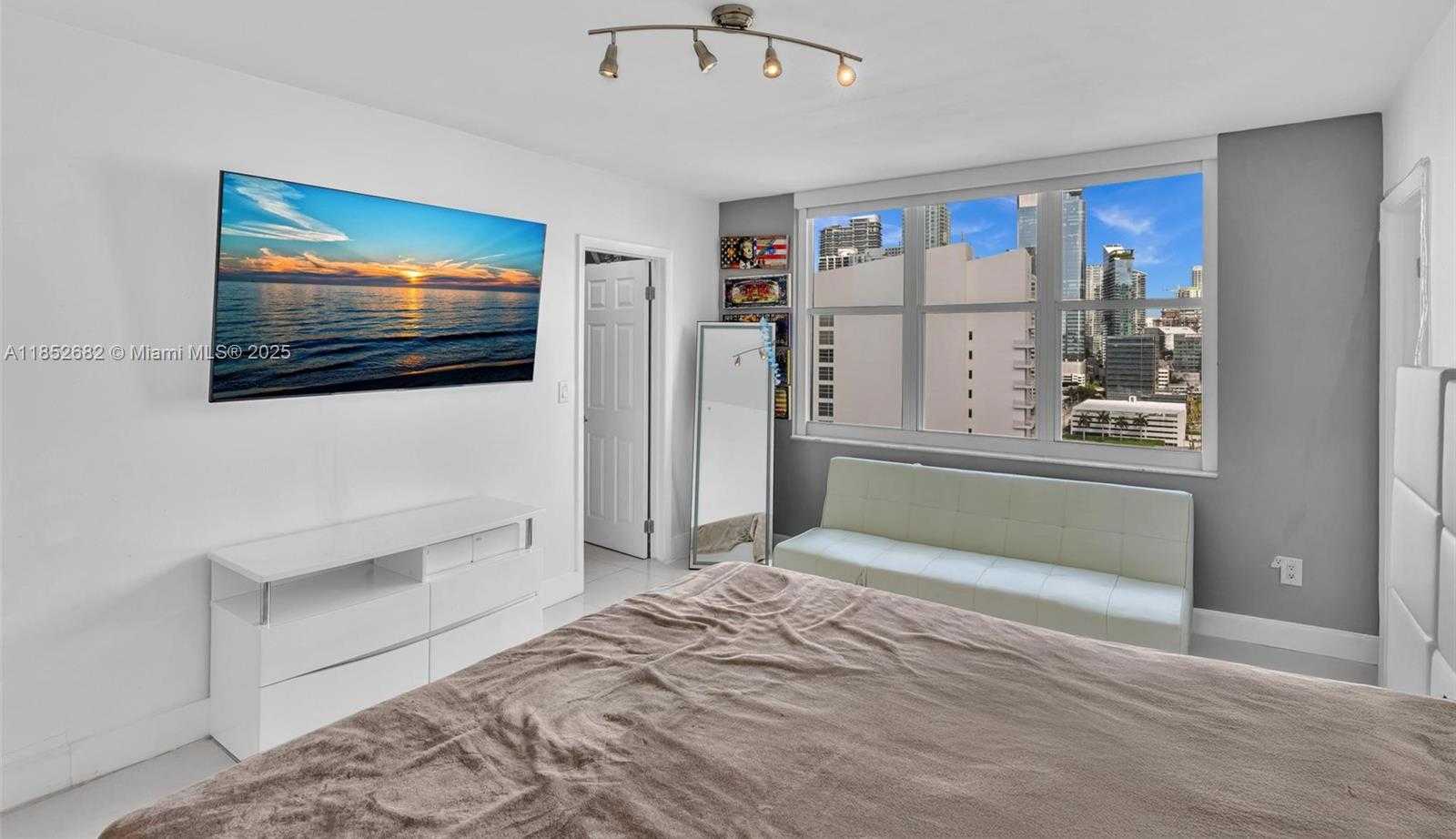 Small Image of 800 CLAUGHTON ISLAND DR #2001, Miami Number 18